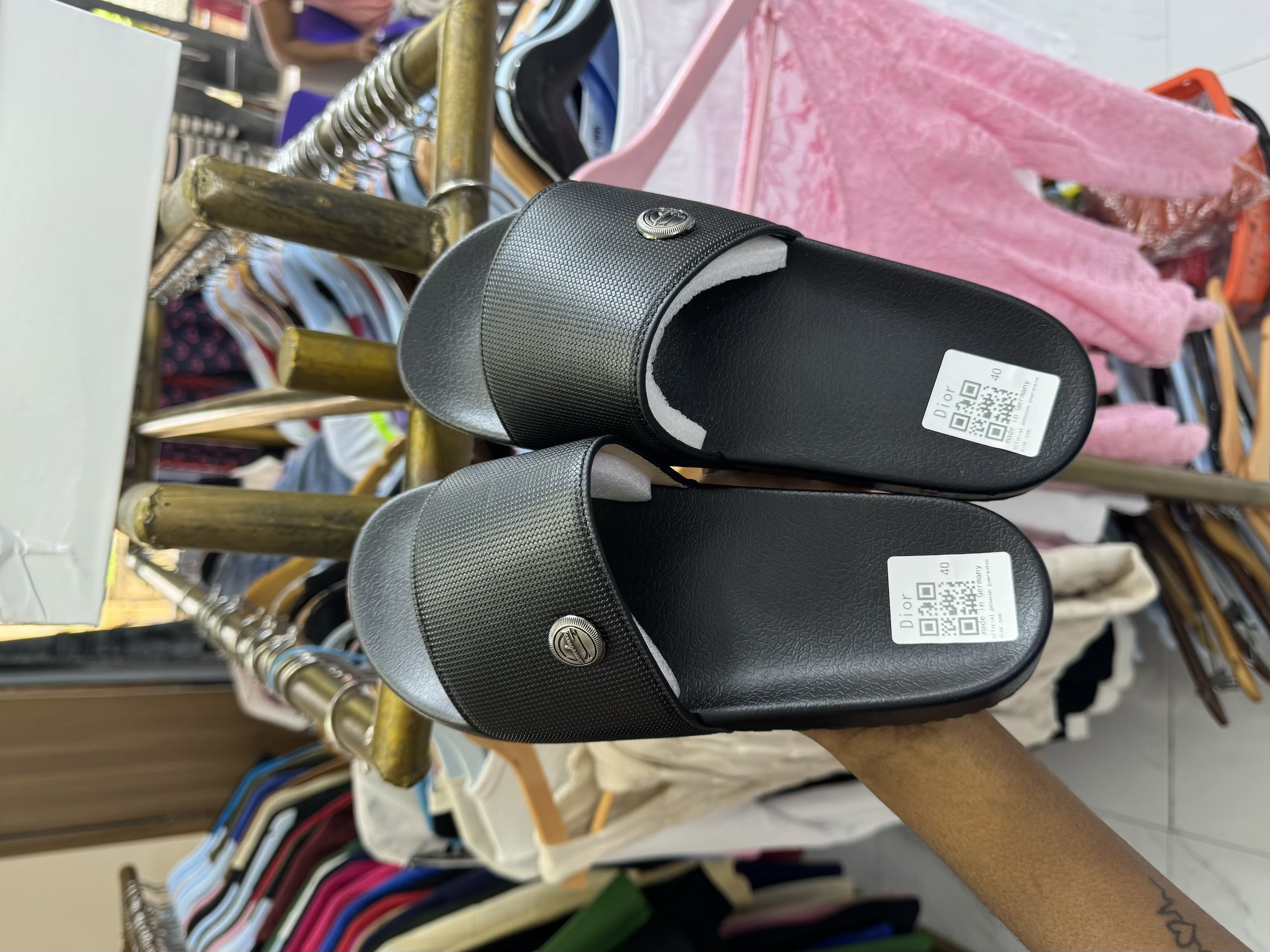 Dior (carton slide)